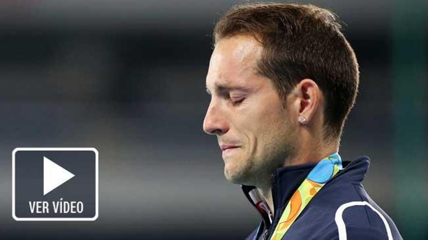 Lavillenie llora en el podio tras ser abucheado por el público