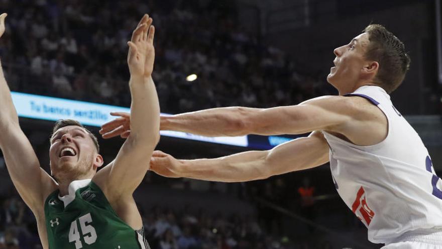 Carroll pugna por un rebote durante el partido.