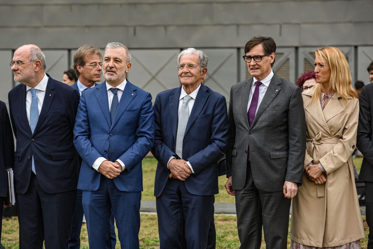 (I-D) El conseller de Exteriores, Jaume Duch, el alcalde de Barcelona, Jaume Collboni, el ex primer ministro de Italia y expresidente de la Comisión Europea, Romano Prodi, el presidente de la Generalitat de Catalunya, Salvador Illa, la vicepresidenta de la Diputación de Barcelona, Maria Eugenia Gay, durante el acto institucional por el Día de Europa, en el Disseny Hub Barcelona, a 9 de mayo de 2026, en Barcelona, Catalunya (España). El acto incluye intervenciones institucionales, el despliegue de una bandera gigante de la UE en la plaza de las Glòries y la interpretación del himno europeo. 09 MAYO 2026 Alberto Paredes / Europa Press 09/05/2026. Jaume Duch;Jaume Collboni;Romano Prodi;Salvador Illa;Maria Eugenia Gay;Alberto Paredes