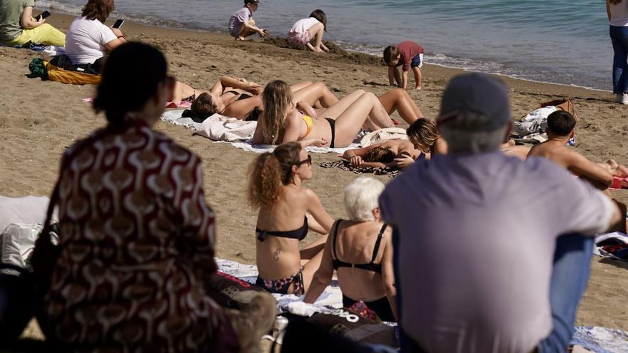 Las altas temperaturas de este mes de marzo han contribuido a abarrotar las playas en la capital malagueña.