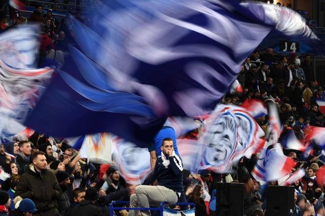 Los aficionados franceses animan a su equipo antes del partido de fútbol amistoso Francia vs Uruguay,