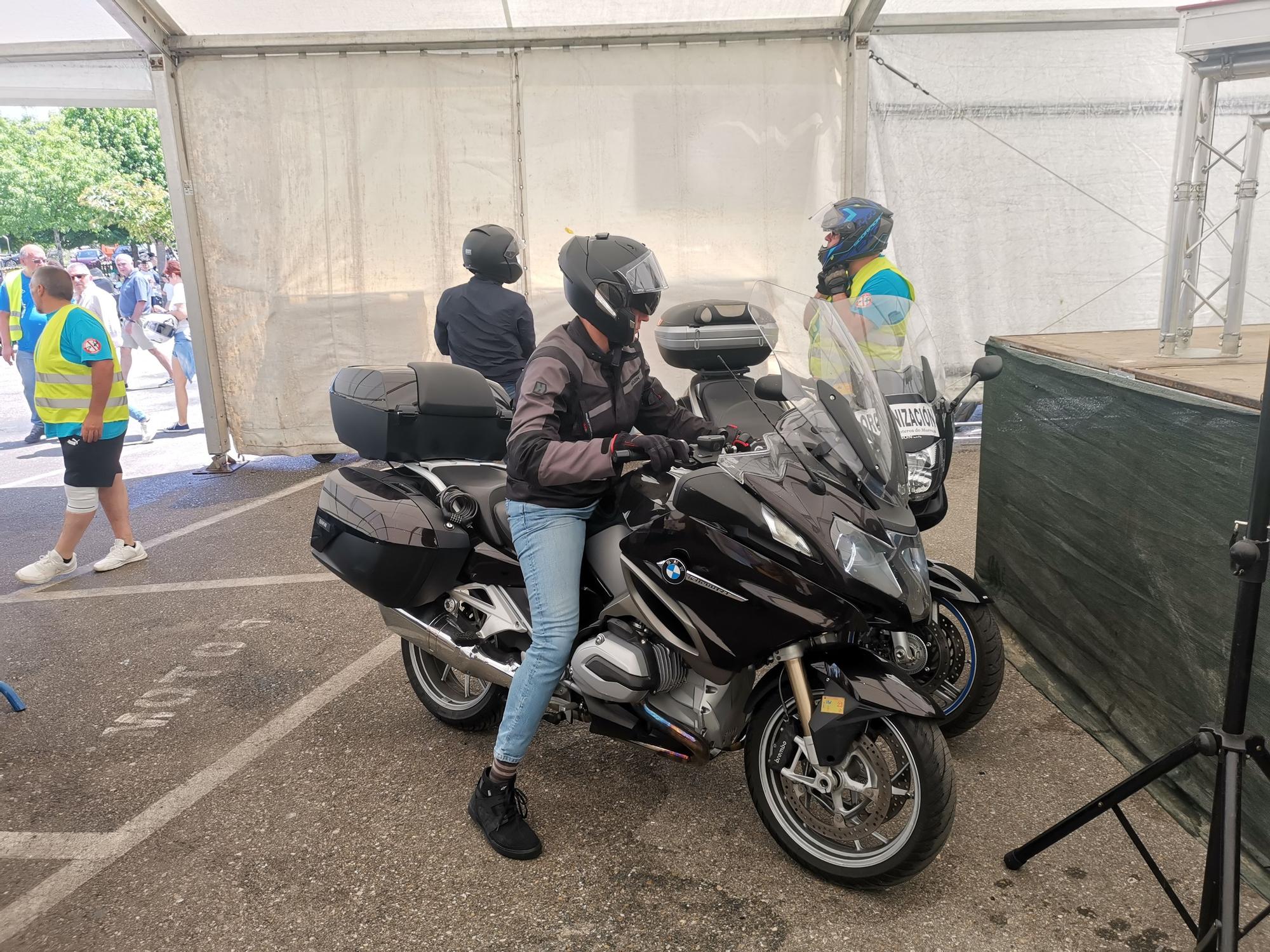 Alfonso Rueda, a su llegada a la carpa de As Lagoas en su moto.