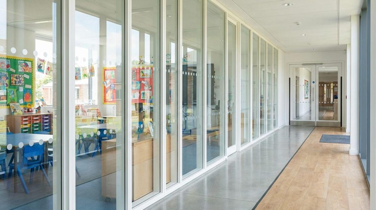 Tancaments al passadís d'una escola