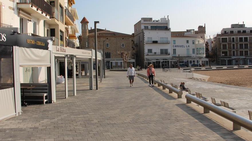 Els carrers de l&#039;Escala estaven pràcticament deserts el diumenge.