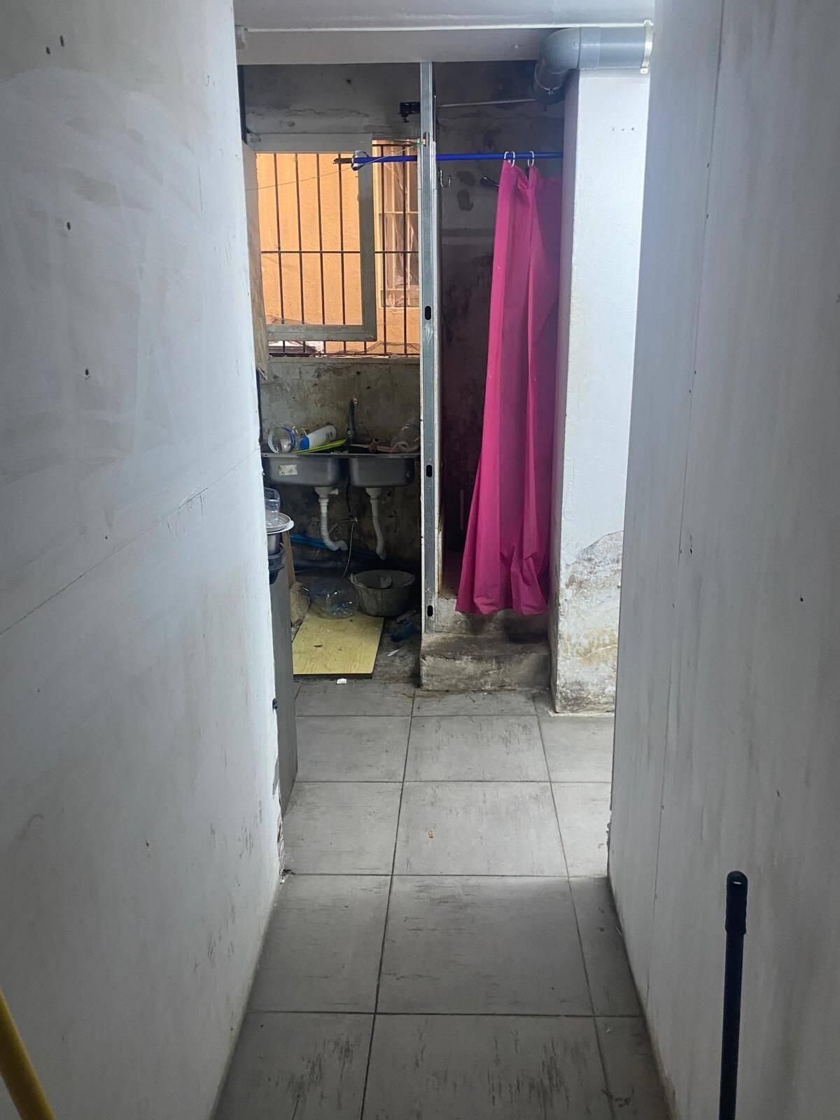 Imágenes del interior de las infraviviendas del supermercado desalojado del centro de Ibiza