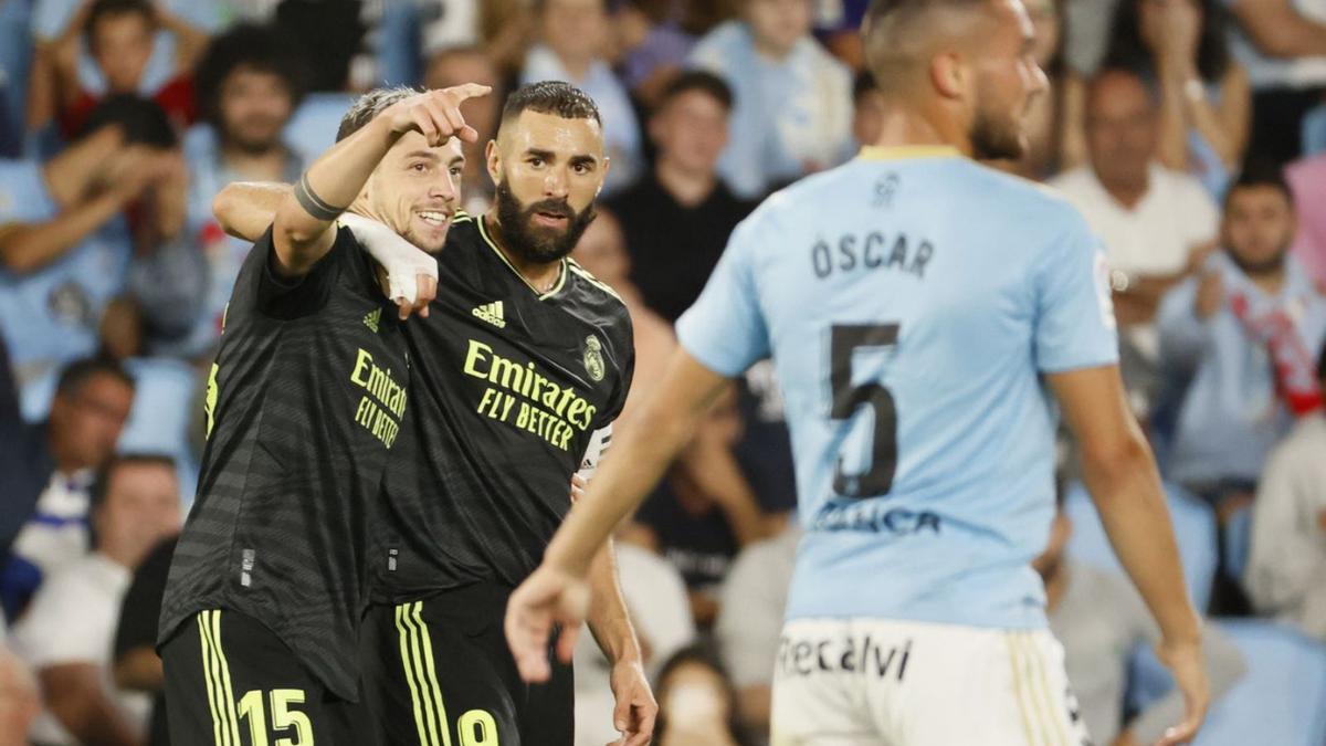 Valverde y Benzema celebran el gol del uruguayo ante Óscar. |  // EFE / LAVANDEIRA