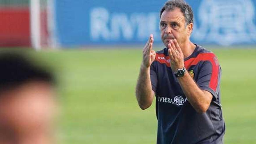 Joaquín Caparrós da instrucciones a sus jugadores durante un entrenamiento de esta semana en Son Bibiloni.