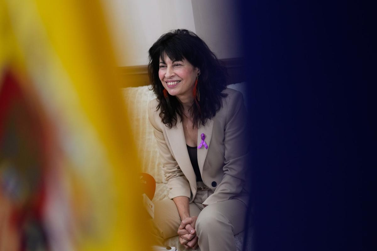 Madrid, 23/11/2025.- La ministra de Igualdad, Ana Redondo, durante una entrevista con EFE ante la conmemoración del Día Internacional de la Eliminación de la Violencia contra la Mujer. EFE/Borja Sánchez Trillo