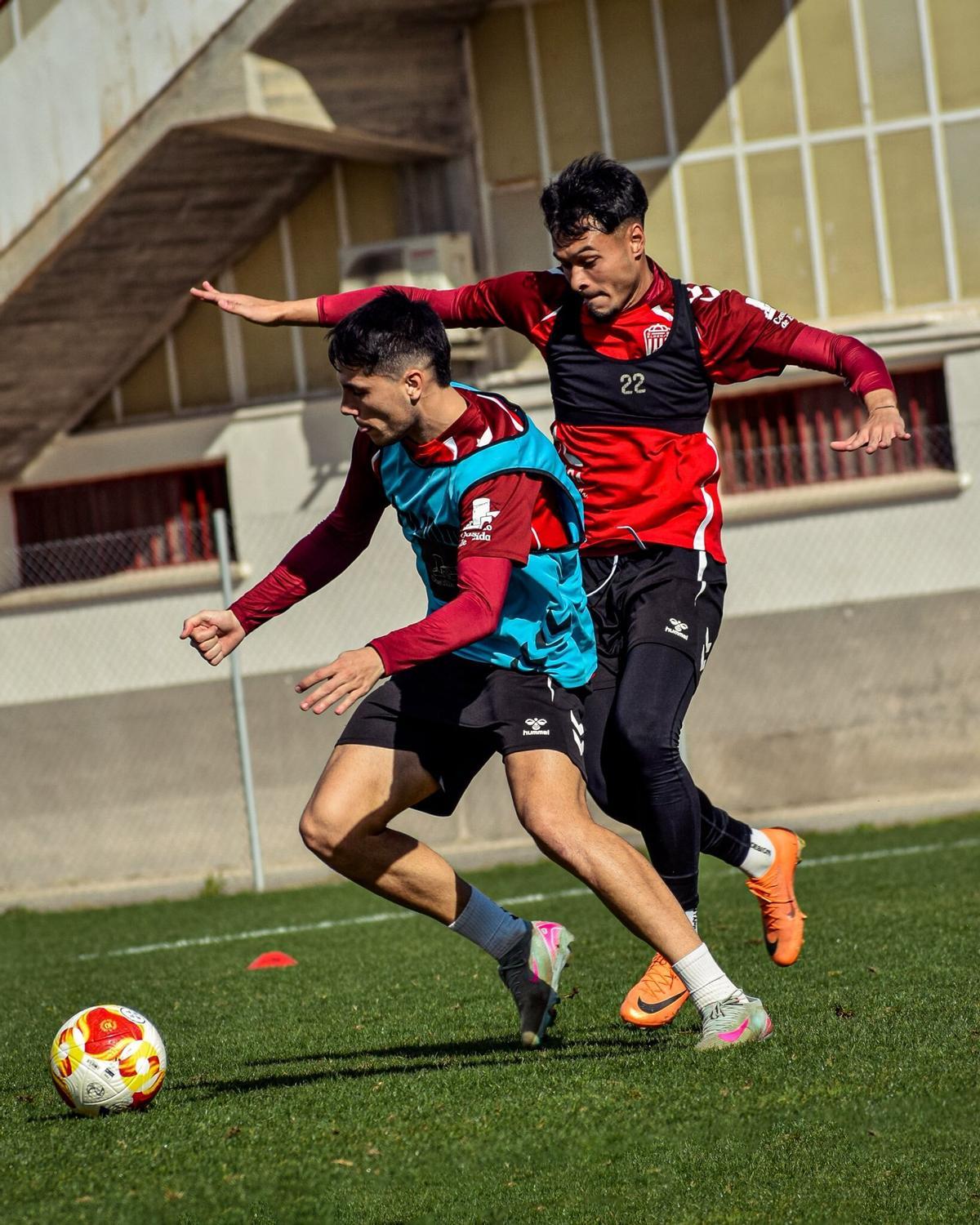 Los jugadores del Eldense en un entrenamiento previo al partido.