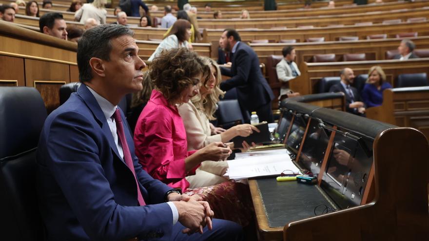 El presidente del Gobierno, Pedro Sánchez, abandona el hemiciclo durante la sesión de control al Gobierno celebrada este miércoles.