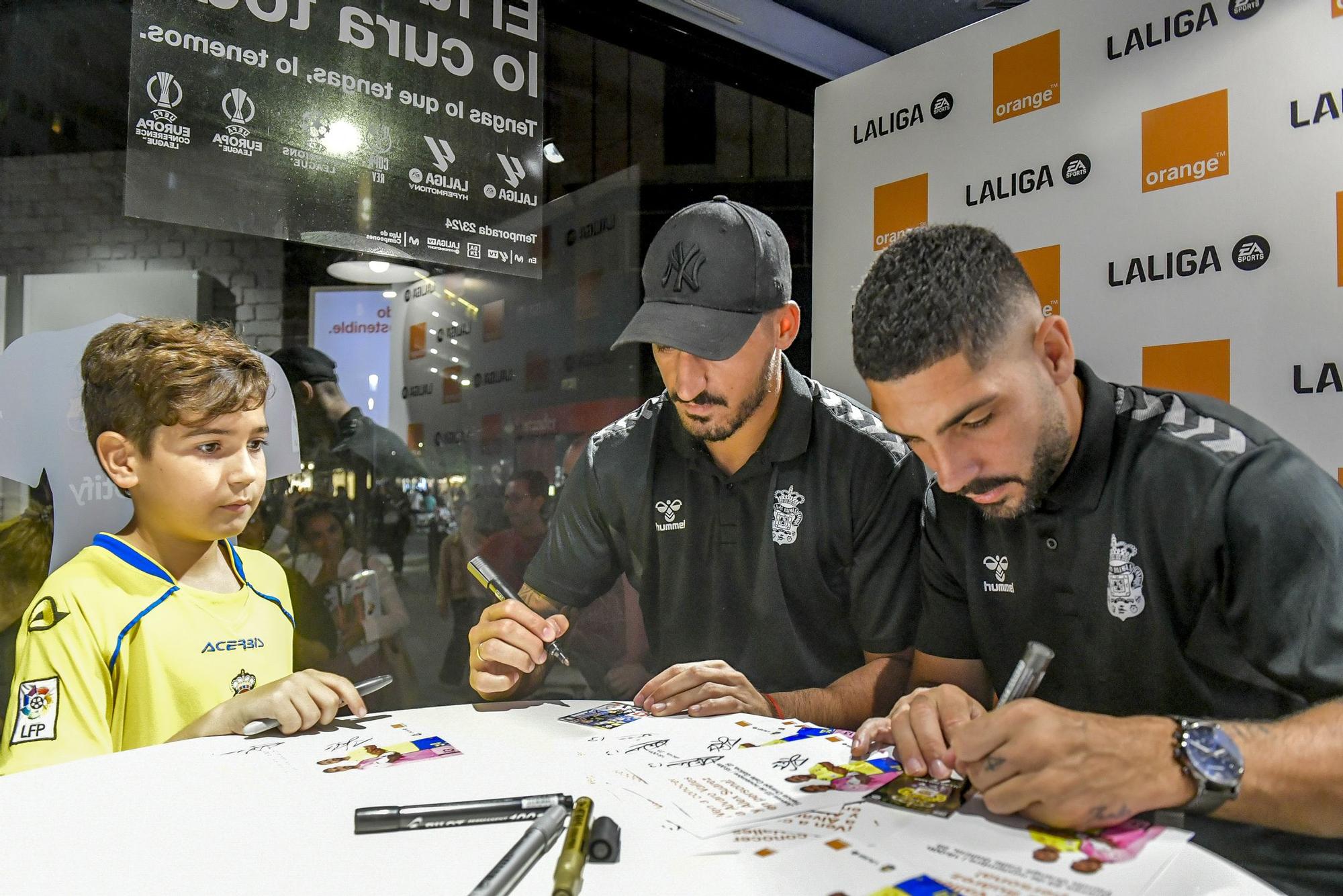 Álex Suárez y Álvaro Valles atienden a los aficionados en la Tienda Orange de la calle Galicia