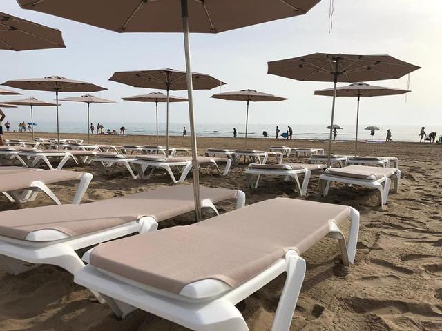 Alquiler de hamacas en la playa de Gandia.