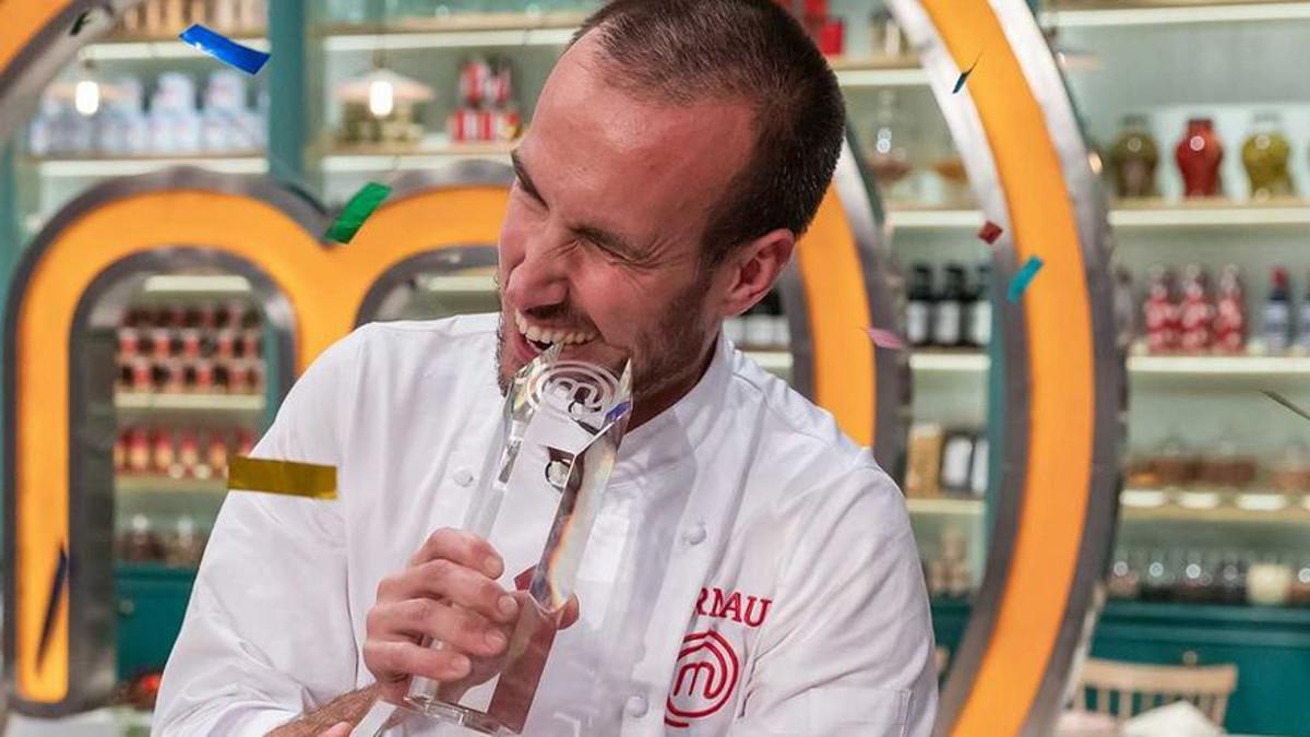 Arnau muerde el premio que le acredita como ganador de 'Masterchef 9'