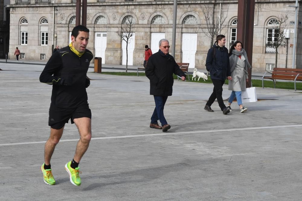 Los coruñeses resisten la ola de frío que desplomó las temperaturas e hizo bajar la cota de nieve a los 300 metros.