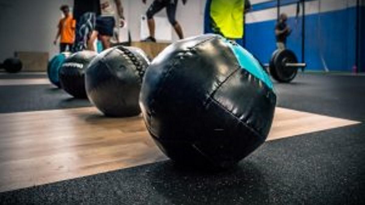 Balones medicinales en un gimnasio.