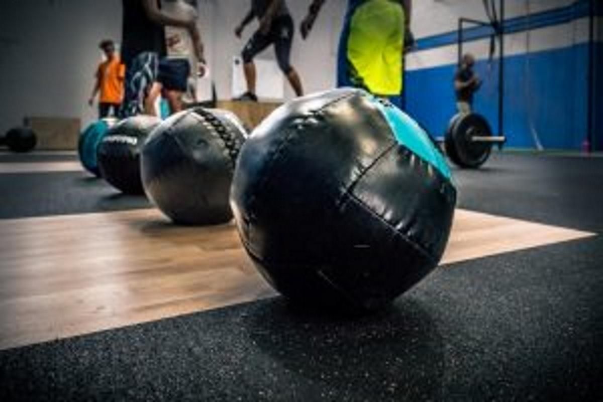 Balones medicinales en un gimnasio.