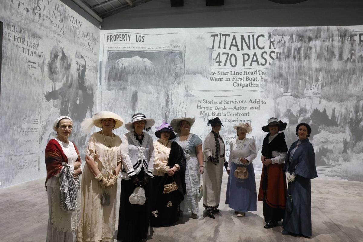 Algunas de las integrantes de las asociaciones modernistas caracterizadas como las pasajeras del Titanic en 1912.