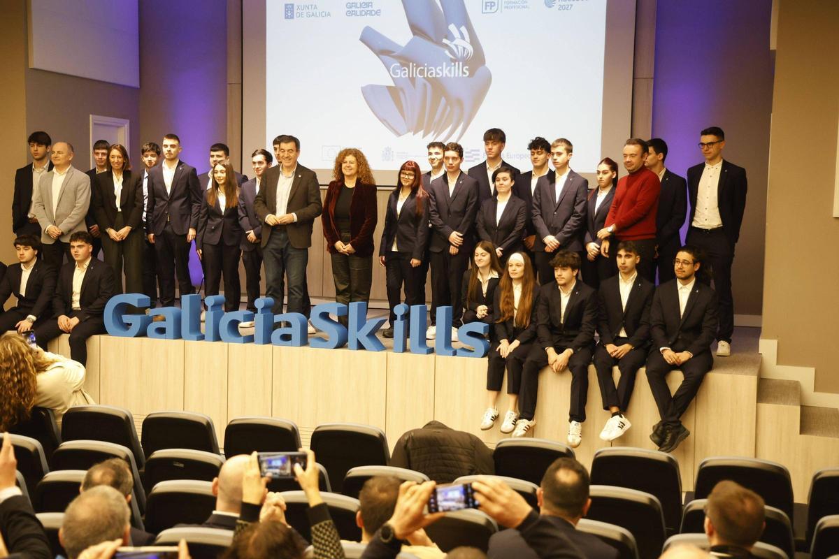 Foto de familia do alumnado que vai competir no Spainskills 2026 xunto a conselleiro Román Rodríguez