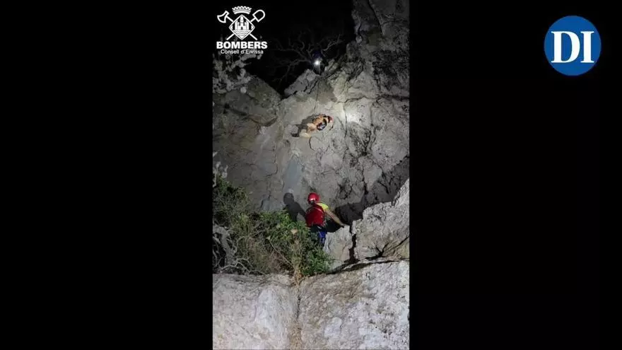 Así fue el complicado rescate de los Bomberos de Ibiza en s’Ullal de na Coloms