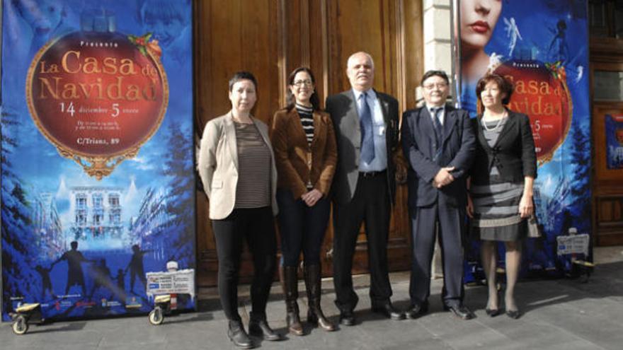 De izq. a dcha., María Navalón, María Amador, José Rexachs, Blas Dávila e Inés Rojas, en la puerta del edificio en Triana. | a. cruz