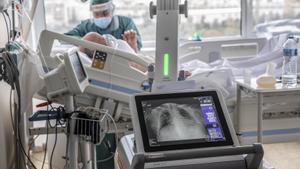 La positivitat cau a Catalunya per sota del 5% fixat per l’OMS per tenir la Covid controlada