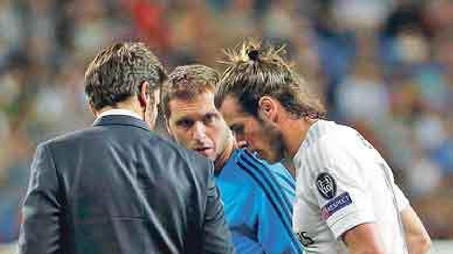 Bale, al abandonar el campo en el partido ante el Shakhtar.