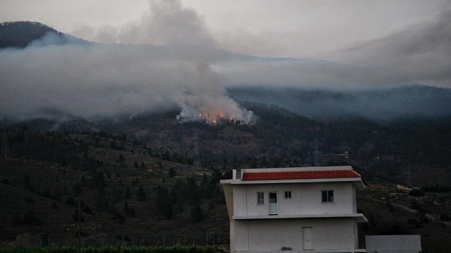 Los helicópteros recogen agua este sábado para sofocar el incendio de Arico