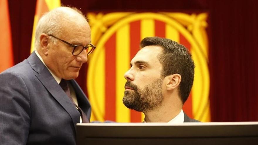 Xavier Muro y Roger Torrent durante el Pleno del Parlament.