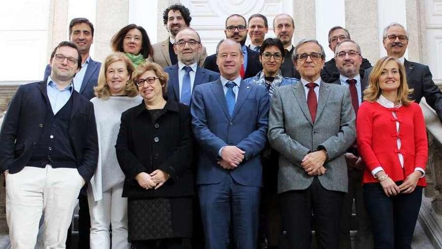 Los rectores Mato y Feyo de Azevedo, con sus respectivos equipos de gobierno, ayer, en Oporto. // Duvi