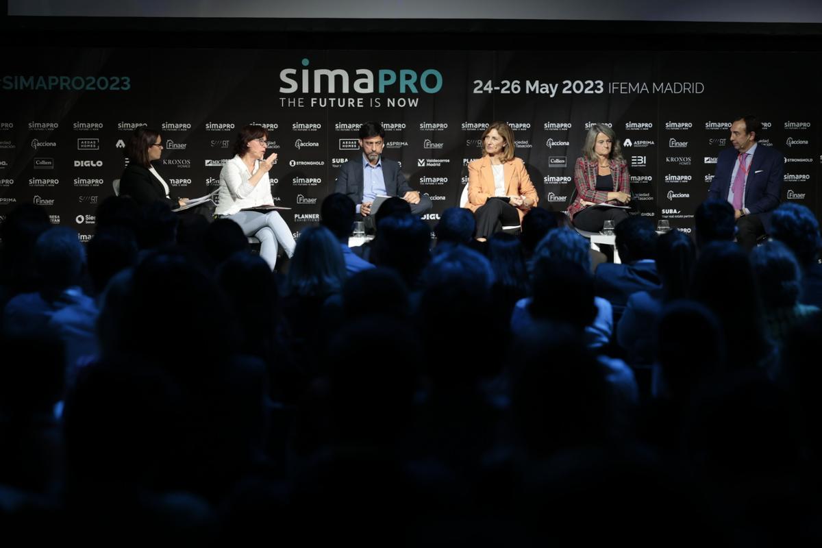 Representantes de la Comunidad de Madrid, Comunidad Valenciana, Andalucía y Cataluña, junto con el Ministerio de Transportes, debatiendo sobre la Ley de Vivienda