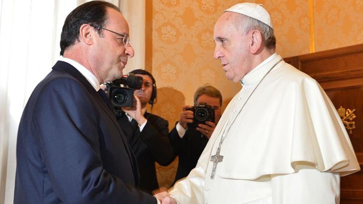Hollande y el Papa se saludan en la sala Tronetto, en el Vaticano, este viernes.