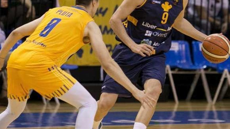 Víctor Pérez, con el balón, defendido por Pluta, del Ourense.