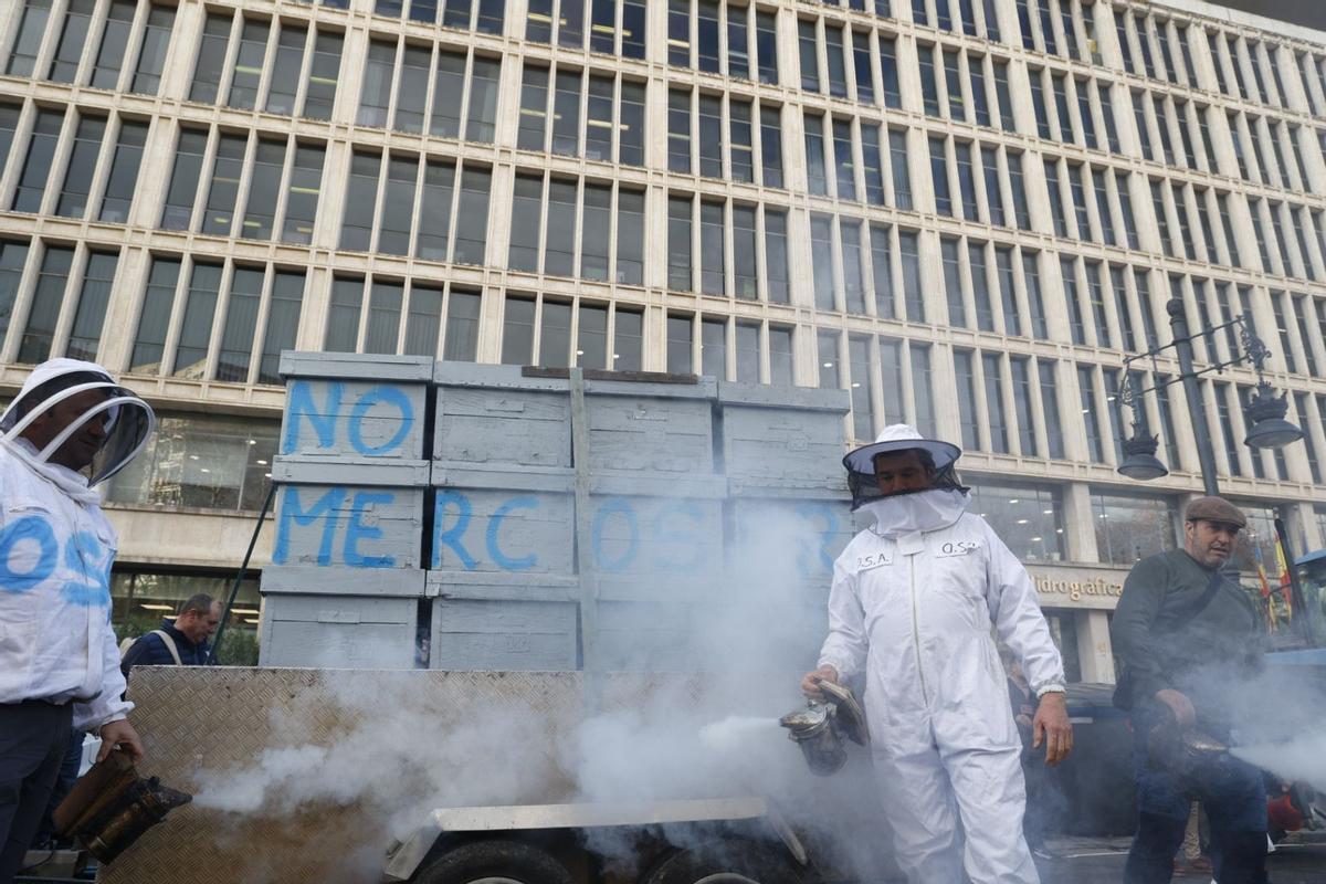 Colapso en las calles de València en el inicio de la tractorada por el acuerdo de la UE y el Mercosur
