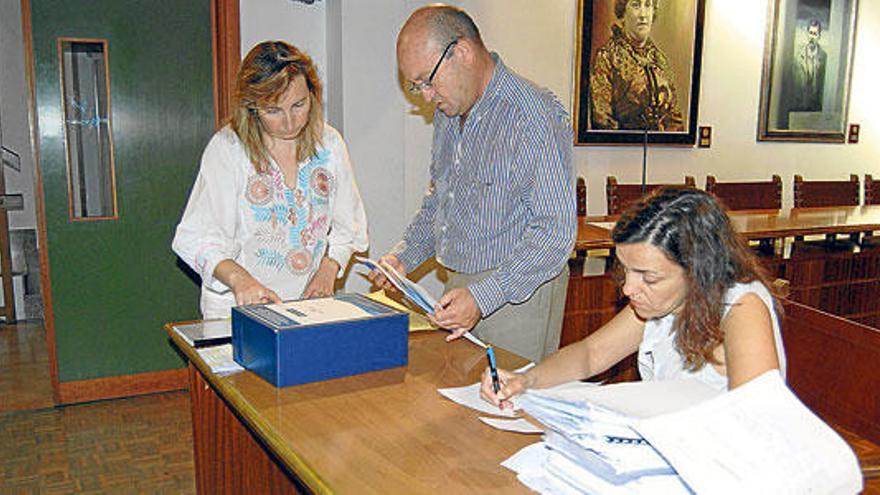 El secretario del Ayuntamiento de Inca durante la apertura de las ofertas hace unos días.