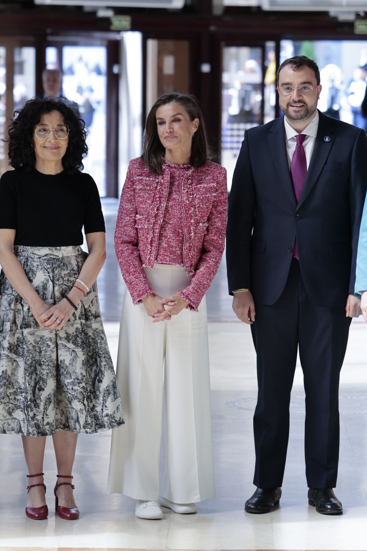 El look de la reina Letizia en Asturias con zapatillas