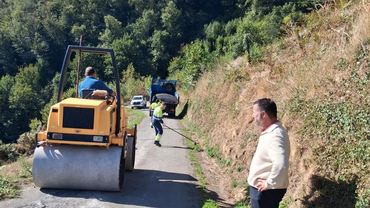 Ángel Menéndez supervisa las obras de rebacheo en la red local de carreteras.