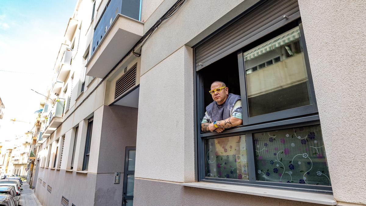 Miguel García, en la ventana de su vivienda, en la calle Carlos Arniches