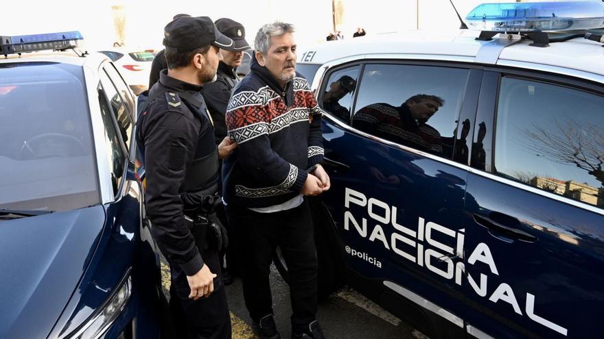 El acusado, esposado y custodiado por la Policía Local, al acceder a los juzgados.