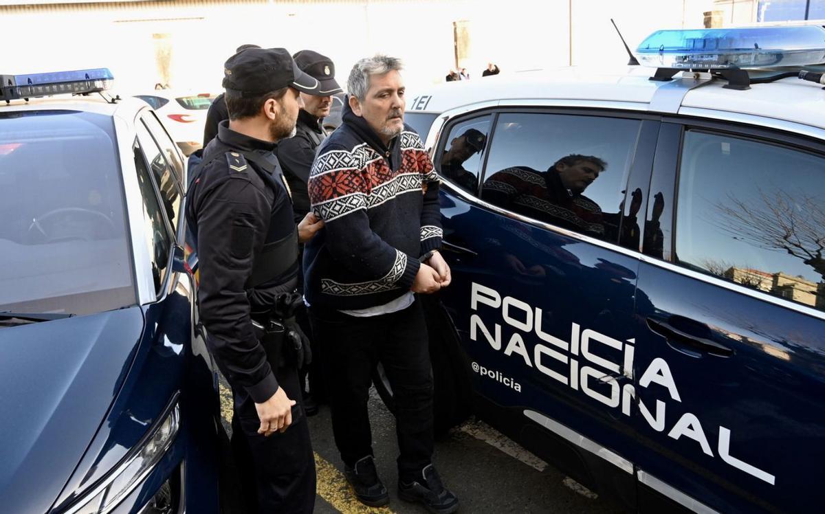 El acusado, esposado y custodiado por la Policía Local, al acceder a los juzgados.