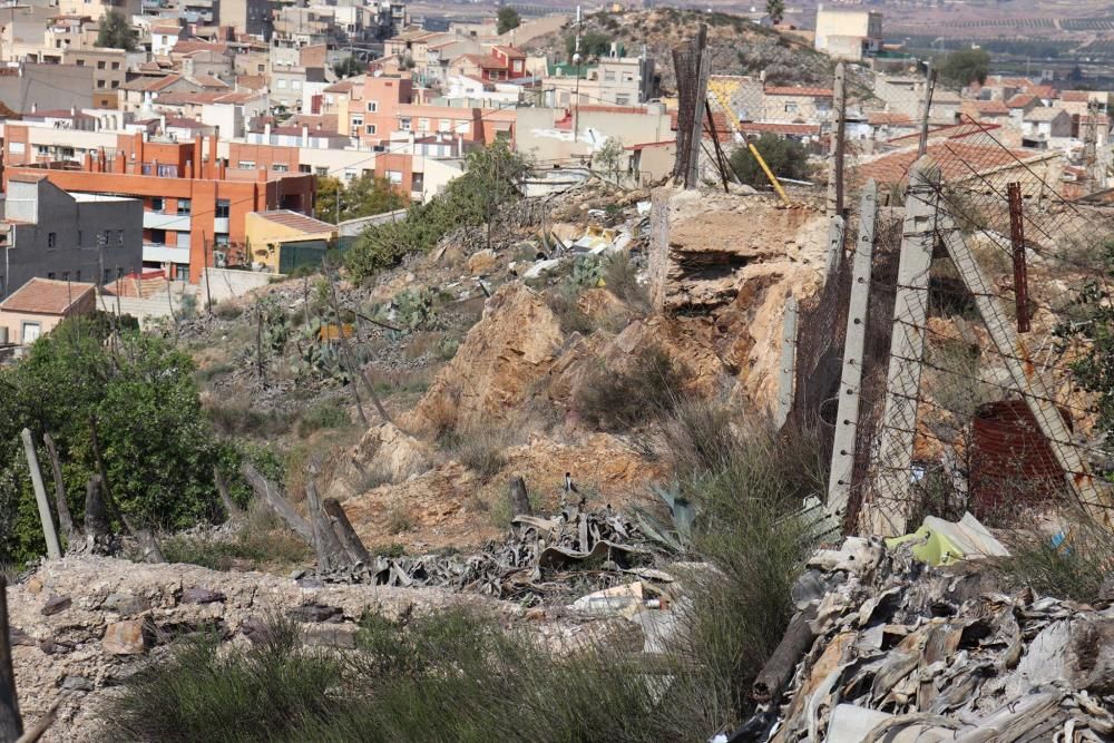 Los castillos de Larache y Cabezo de Torres "se hunden entre la inmundicia", denuncia Huermur