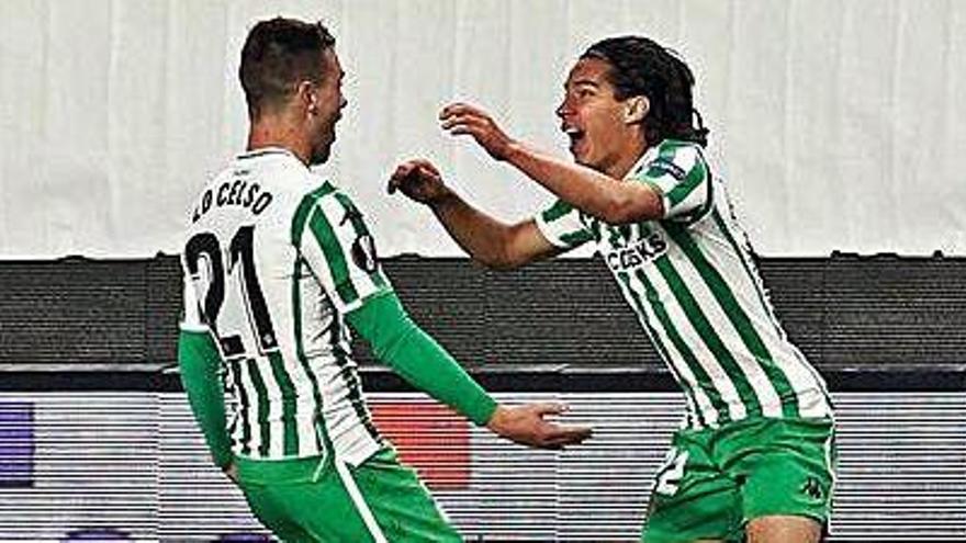 El mexicà Lainez (dreta) celebra l&#039;empat a tres del Betis amb Lo Celso