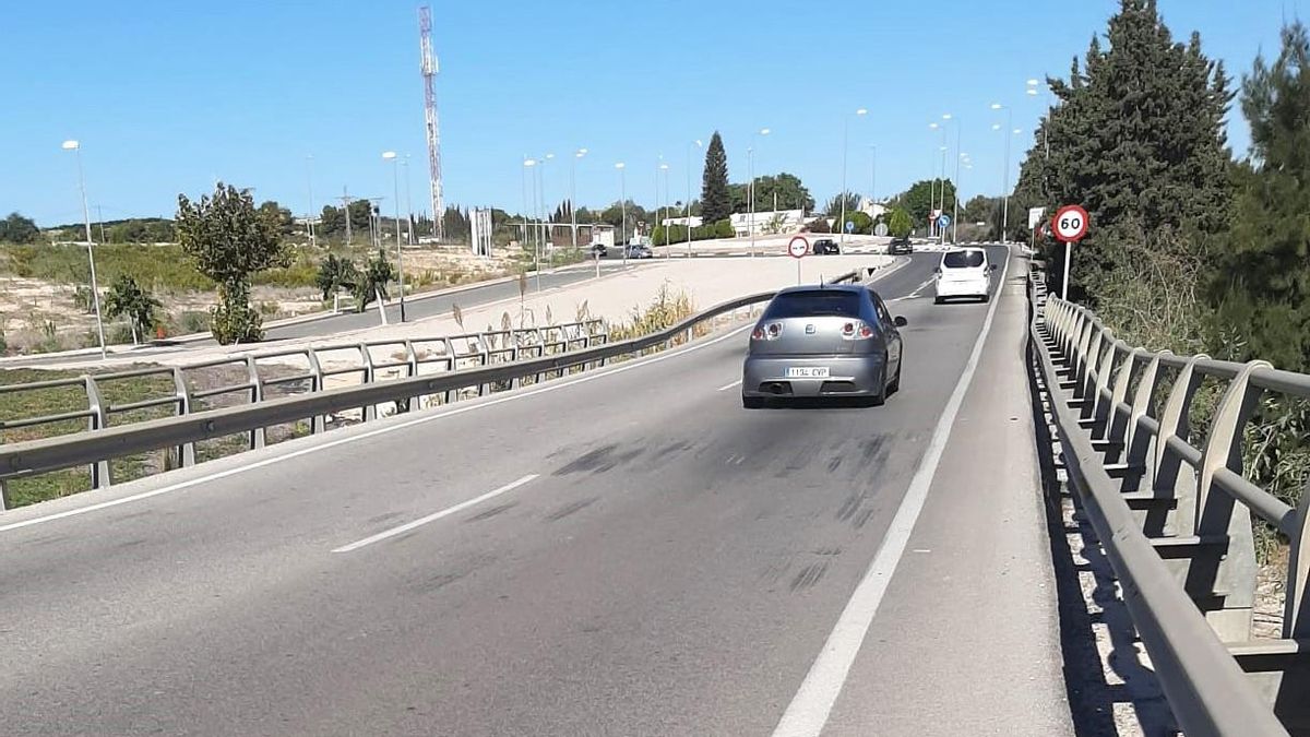 Panel superior del puente en el que se aprecia a simple vista el hundimiento del firme de la CV-95