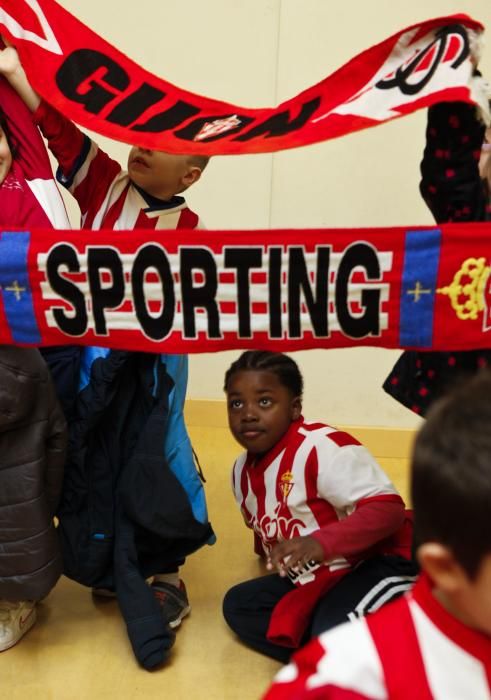 Visita de jugadores del Sporting al colegio Gloria Fuertes de Gijón
