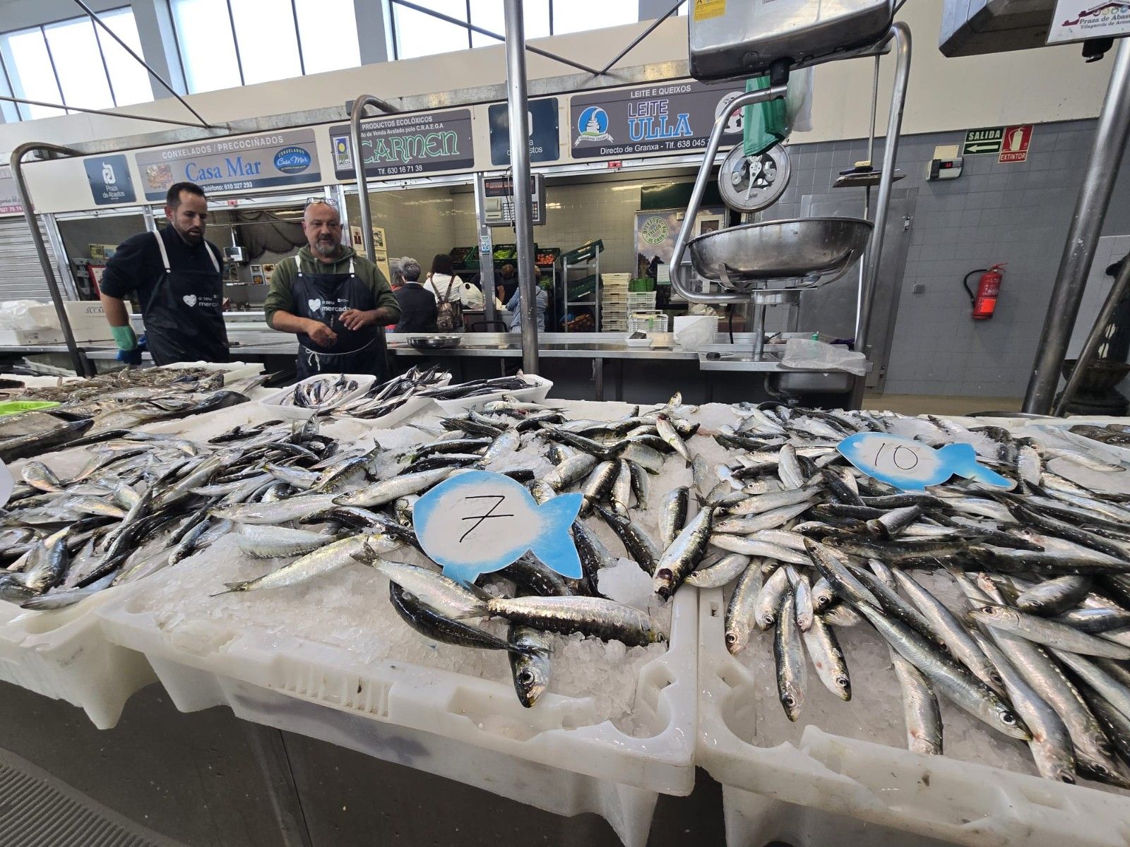 Venta de sardina en la plaza de abastos de Vilagarcía, ayer.