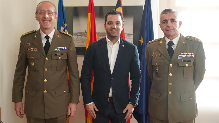 Sagredo recibe al nuevo Coronel del Acuartelamiento Daoiz y Velarde de Paterna