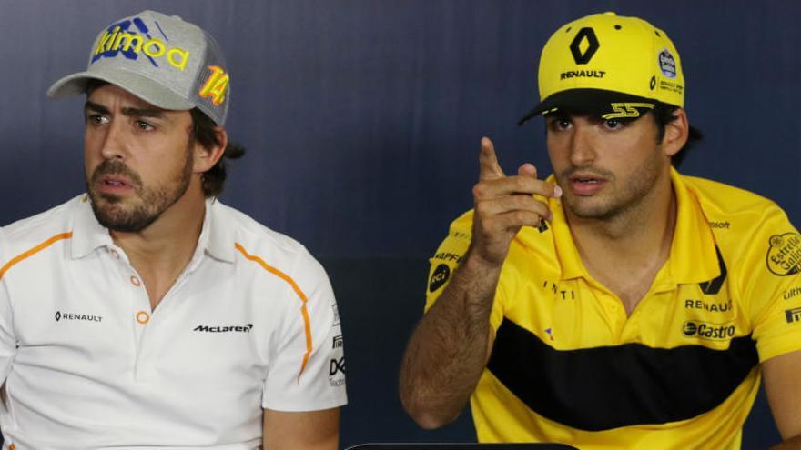 Carlos Sainz, junto a Fernando Alonso.