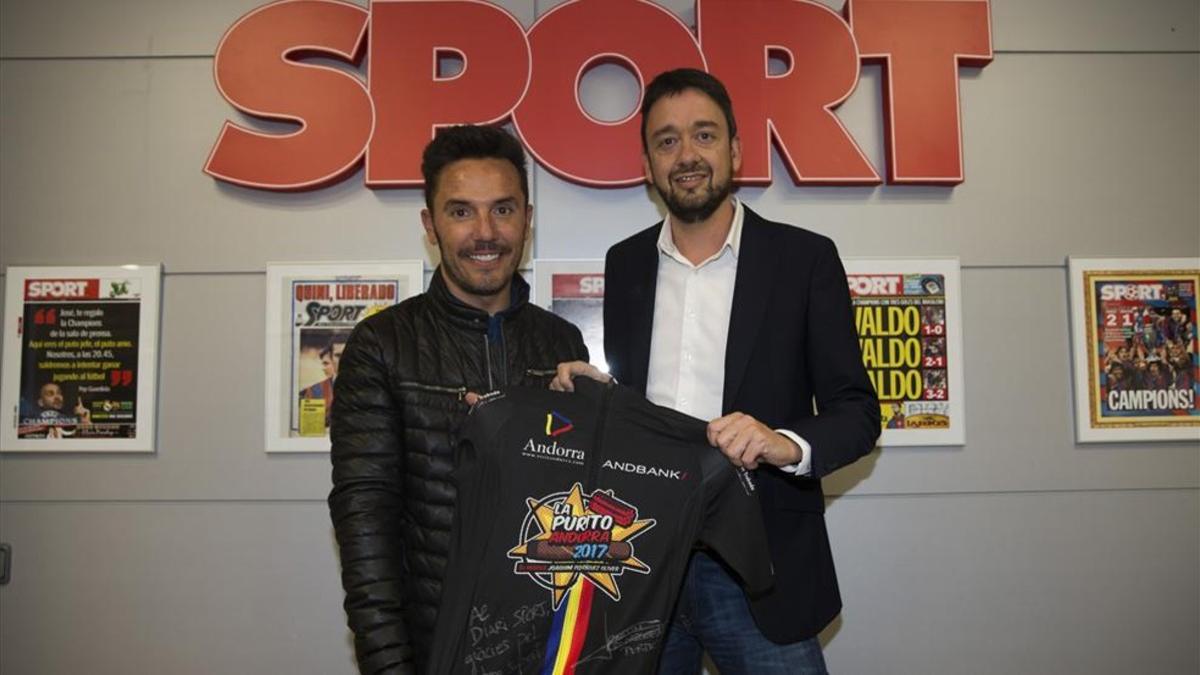 Joaquim Rodríguez  hizo entrega a Ernest Folch, director de Sport, de un maillot dedicado de la Purito'2017