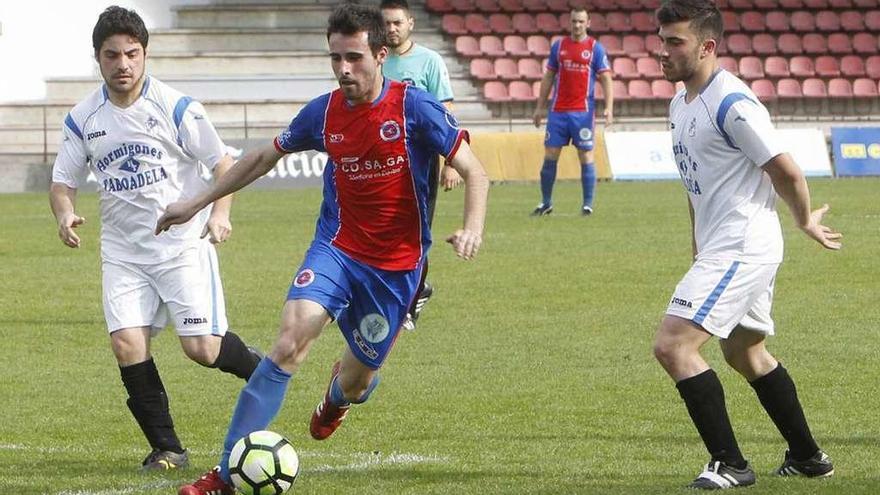 El lateral unionista Senén avanza antes de ser derribado en el área, en la acción del penalti. // Jesús Regal