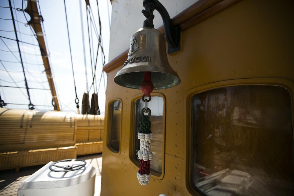 El Amerigo Vespucci atraca en Alicante