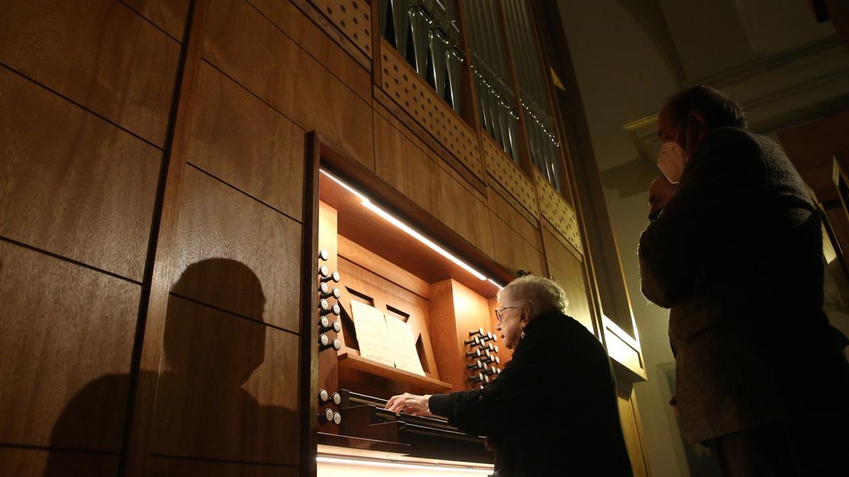La nonagenària Montserrat Torrent brilla en l’estrena de l’orgue de Sant Felip Neri